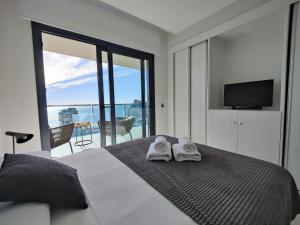 Postel nebo postele na pokoji v ubytování SUNSET DRIVE superb apartment + 37 fotografií