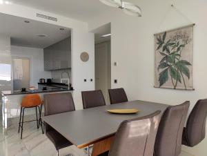 Kuchyň nebo kuchyňský kout v ubytování SUNSET DRIVE superb apartment
