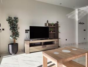 TV a/nebo společenská místnost v ubytování SUNSET DRIVE superb apartment
