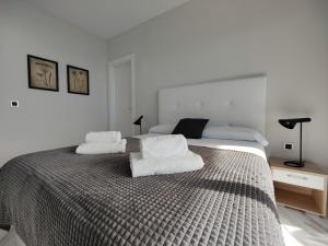 Postel nebo postele na pokoji v ubytování SUNSET DRIVE superb apartment