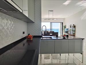 Kuchyň nebo kuchyňský kout v ubytování SUNSET DRIVE superb apartment