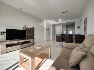 TV a/nebo společenská místnost v ubytování SUNSET DRIVE superb apartment