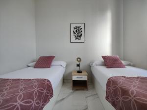 Postel nebo postele na pokoji v ubytování SUNSET DRIVE superb apartment