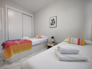 Postel nebo postele na pokoji v ubytování SUNSET DRIVE superb apartment