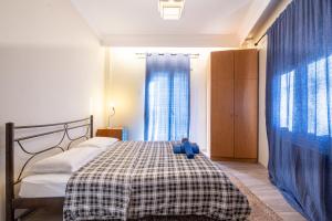 - une chambre avec un lit doté d'un ours en peluche dans l'établissement T’ Giorgio Apartment, à Thessalonique