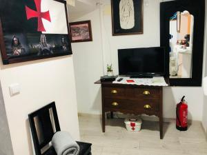 Uma TV ou centro de entretenimento em Pé do Castelo Casinha - pet friendly & garage