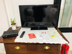 Uma TV ou centro de entretenimento em Pé do Castelo Casinha - pet friendly & garage