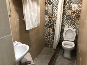Um banheiro em Pé do Castelo Casinha - pet friendly & garage mais 12 fotos