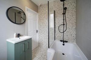 ein Badezimmer mit Badewanne, Waschbecken und Dusche in der Unterkunft Stunning luxury 3 bed house with garden in North Leeds in Moortown + 7 Fotos