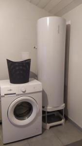 lavadora y secadora en una habitación en Gite la Péraie - Le Roseau, en Treize-Vents