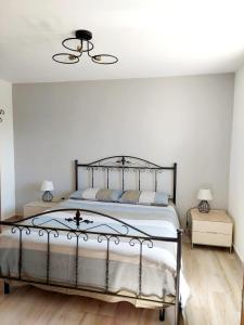 een slaapkamer met een bed en twee nachtkastjes bij Terrazza 44 in Lecce