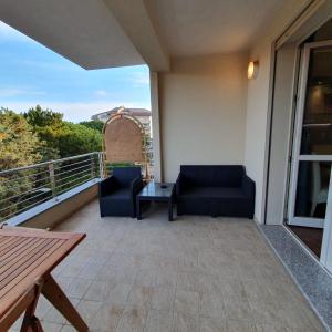 un patio con 2 sillas y una mesa en el balcón en Giancasavacanze en Alguer