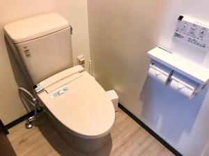 un bagno con un water bianco e un lavandino di Niruyakanaya BISE - Vacation STAY 68036v a Bise Altre 24 foto