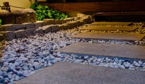 Un mucchio di rocce e scale in un giardino di Wafu Ryokan Uehonmachi ad Osaka