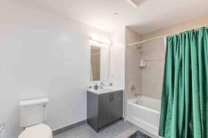 Bagno di 2 bedroom 2 bath Suite, Near American Dream and The Airport, Free Parking, King Bed and 2 Queen Beds, Washer and Dryer