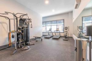 Gimnasio o instalaciones de fitness de 2 bedroom 2 bath Suite, Near American Dream and The Airport, Free Parking, King Bed and 2 Queen Beds, Washer and Dryer