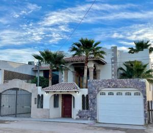 una casa blanca con palmeras delante en Luxury’s house, en Puerto Peñasco