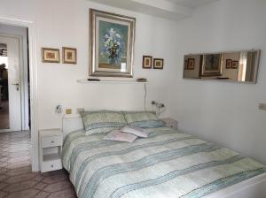 A bed or beds in a room at Maddalena House