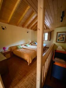 1 dormitorio con 1 cama grande en una casa en Floral garden house en Icod de los Vinos