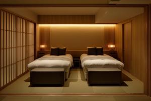 会津若松市にあるAizuwakamatsu - House - Vacation STAY 94546vのベッド2台 ホテルルーム 窓付