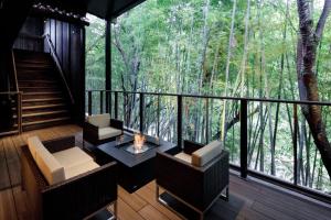 Zimmer mit einem Tisch und Stühlen auf einem Balkon mit Bäumen in der Unterkunft Aizuwakamatsu - House - Vacation STAY 94546v in Aizu-Wakamatsu