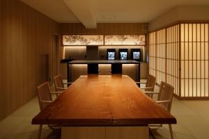 einen Konferenzraum mit einem großen Holztisch und Stühlen in der Unterkunft Aizuwakamatsu - House - Vacation STAY 94546v in Aizu-Wakamatsu