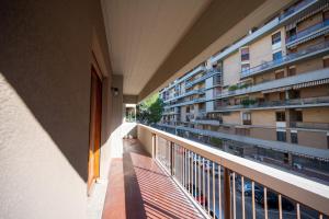 uma vista para uma varanda de um edifício em Sunny Park Residence em Florença
