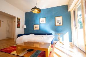 um quarto com uma cama e uma parede azul em Sunny Park Residence em Florença