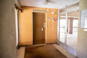 um corredor com uma porta que conduz a um corredor com uma porta em Sunny Park Residence em Florença
