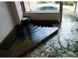 una doccia con acqua che esce da una finestra di Hitoyoshi Onsen Hotel Hananoshou - Vacation STAY 40074v a Hitoyoshi