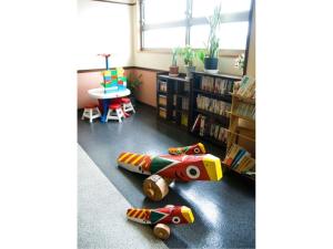 una biblioteca con due macchine giocattolo sul pavimento di Hitoyoshi Onsen Hotel Hananoshou - Vacation STAY 40074v a Hitoyoshi