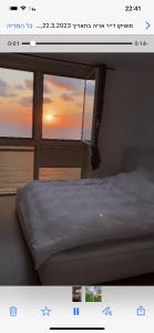 une photo d'un lit devant une fenêtre dans l'établissement Exclusive view ocean in Natanya the sea promenade, à Netanya