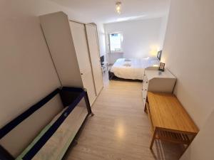 Habitación pequeña con 1 dormitorio, 1 cama y 1 mesa. en Al Castello - Aeroporto delle Marche - Ancona, en Falconara Marittima