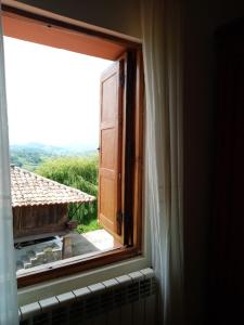 an open window with a view of a roof at Casa Nieves in Villaviciosa