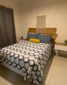 Cycling House في بويرتو فايارتا: غرفة نوم بسرير كبير وملاءات زرقاء وبيضاء