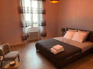 Posteľ alebo postele v izbe v ubytovaní Appartement T4 70m2 - meublé - centre ville - proche Thermes