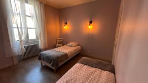 Posteľ alebo postele v izbe v ubytovaní Appartement T4 70m2 - meublé - centre ville - proche Thermes