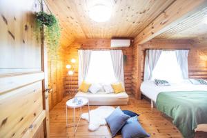 - une chambre avec 2 lits dans une cabane en bois dans l'établissement Awaji Large Loghouse in Goshiki - Vacation STAY 64354v, à Sumoto