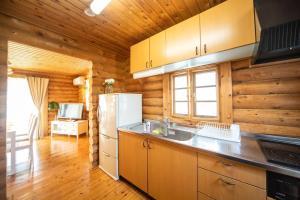 - une cuisine dans une cabane en rondins avec un réfrigérateur dans l'établissement Awaji Large Loghouse in Goshiki - Vacation STAY 64354v, à Sumoto