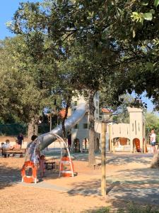 Detský kútik v ubytovaní Studio 3 pers climatisé rénové, au calme, idéalement situé proche St Raphael-St Tropez, plage et commerces à pieds