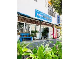 un magasin dans une rue avec des plantes devant elle dans l'établissement Ishigakijima no Sudomari Orihimeno Yado - Vacation STAY 68049v, à Ishigaki