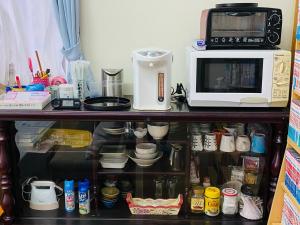 une cafetière et un four micro-ondes sur une étagère. dans l'établissement Ishigakijima no Sudomari Orihimeno Yado - Vacation STAY 72074v, à Ishigaki