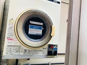 un lave-linge portant une étiquette à l'avant dans l'établissement Ishigakijima no Sudomari Orihimeno Yado - Vacation STAY 72074v, à Ishigaki 5 autres photos