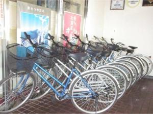 una fila de bicicletas estacionadas frente a una tienda en Mashu Onsen Hotel Mashu - Vacation STAY 69295v, en Teshikaga