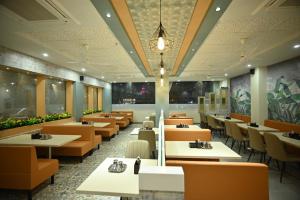 Reštaurácia alebo iné gastronomické zariadenie v ubytovaní Hotel City Centre Latur