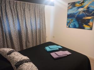 Una habitación con una cama con dos toallas. en Depto, cerca Universidad Nacional del Sur, Ejercito Argentino, Irel, Club Sportiva en Bahía Blanca