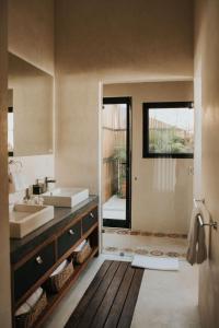 La salle de bains est pourvue d'un lavabo et d'un miroir. dans l'établissement Lumina at Mudra Tulum, à Tulum