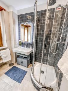 een badkamer met een douche en een wastafel bij Casa 3 Santi, your contemporary home in Rome in Rome