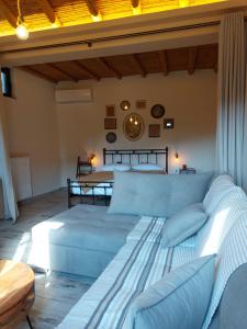 A seating area at by karakas Γαστρί