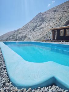 uma piscina em frente a uma casa em Refugio Alma de Montaña, piscina privada em Monte Grande